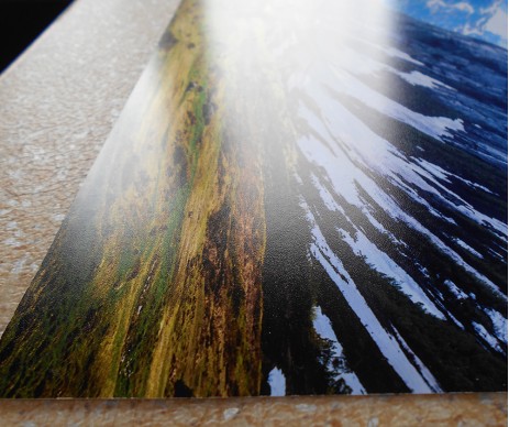 Snímek tisku velkoformátové fotografie s pololesklým saténovým povrchem, která má syté barvy a méně odlesků než lesklý povrch.