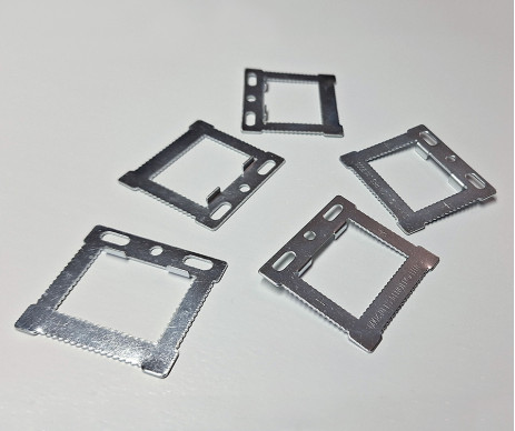 Speciální háček s dorazem pro chytré věšení obrazů