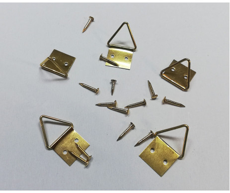 Trojúhelníkový závěs na obraz se dvěma hřebíčky, kterými se připevní k rámu obrazu.