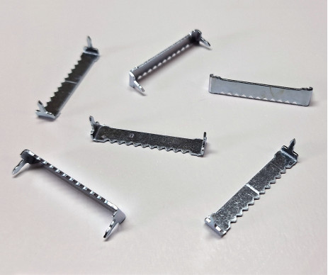 Natloukací háček má dva hroty, které se jednoduše přitlučou do rámu a obraz lze hned zavěsit na zeď.