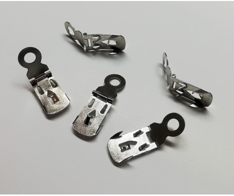 Háček do pěnové kapa desky, který se vkládá jednoduše zapíchnutím hrotů do zadní strany obrazu