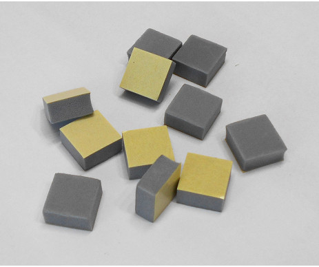 Pěnová kostka pro vymezení přesného odstupu obrazu či zrcadla od zdi, aby bylo rovně a ne skloněné k zemi.