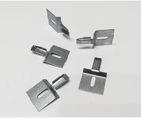 Tento plechový háček slouží k vyrování zavěšeného obrazu či zrcadla na zdi