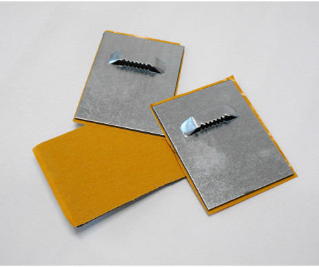 plech v menším rozměru 6x8 cm, který je samolepicí a tak se snadno nalepí na zadní stranu menšího obrazu či zrcadla