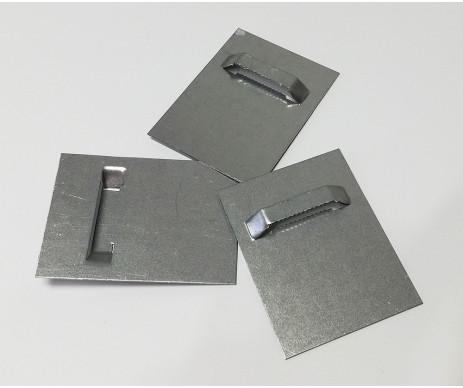 Plech v menším rozměru 6x8 cm, který se nalepí na zadní stranu menšího obrazu či zrcadla.